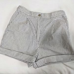 Black and white Liz Claiborne mom style shorts
